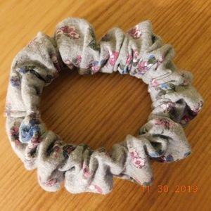Handmade Eco Friendly Hair Tie Scrunchie floral♻️ soft grey dainty flowers